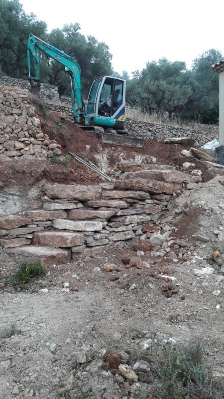 création d' un escalier avec engin de terrassement sur ollioules